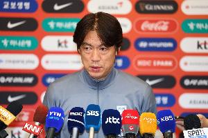 DB电竞-韩媒:洪明甫教练团队成员前往欧洲,考察韩国旅欧球员状态