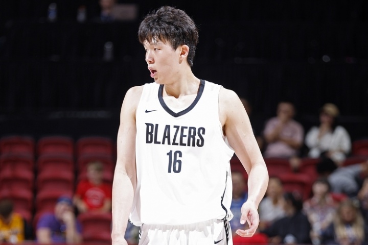 DB电竞官方网站-开局失误有点多!杨瀚森首节2分2板2助3失误 正负值+1